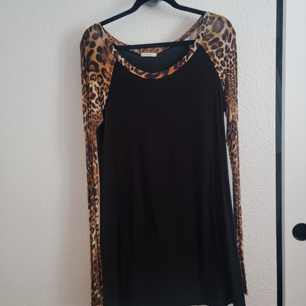 Mon Ami tunic/nightgown? Black with Leopard. Sz Med